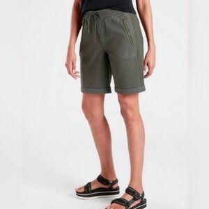 Athleta Sz 6 Cypress Green Elastic Waist Stretchy Farallon 9” Bermuda Shorts